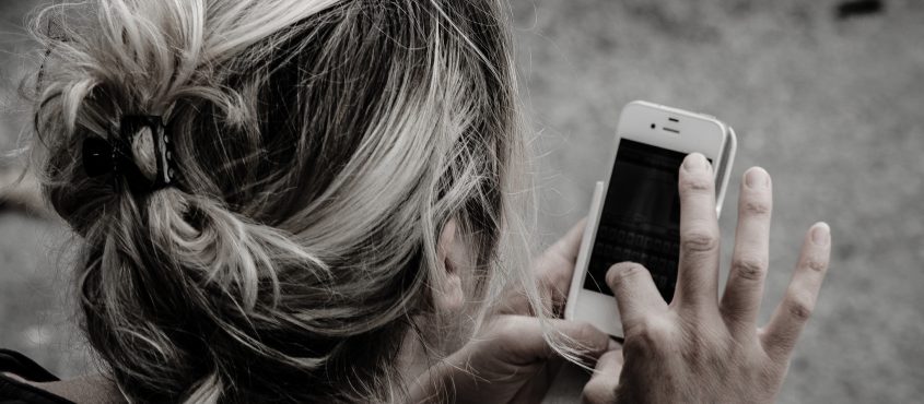 Az okostelefonon élő generáció nem szívesen megy bankfiókba