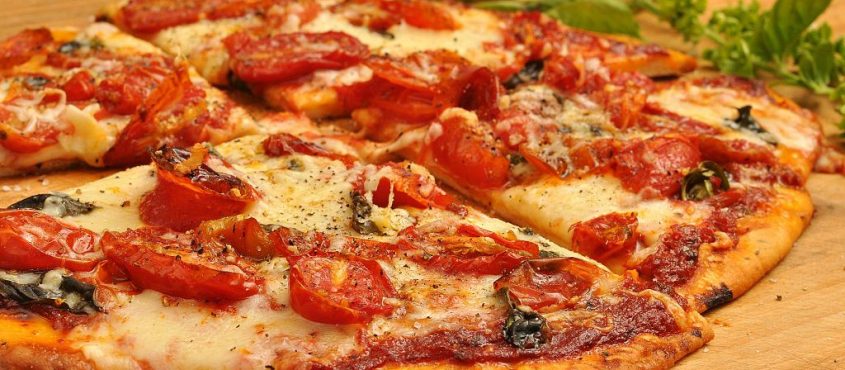 Pizza_with_tomatoes