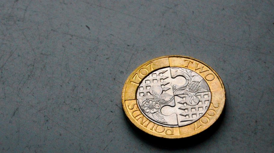 A brit kétfontos érme dizájnja legalább annyira változatos, mint a fintech paletta. Ez a példány Anglia és Skócia egyesítését ünnepli