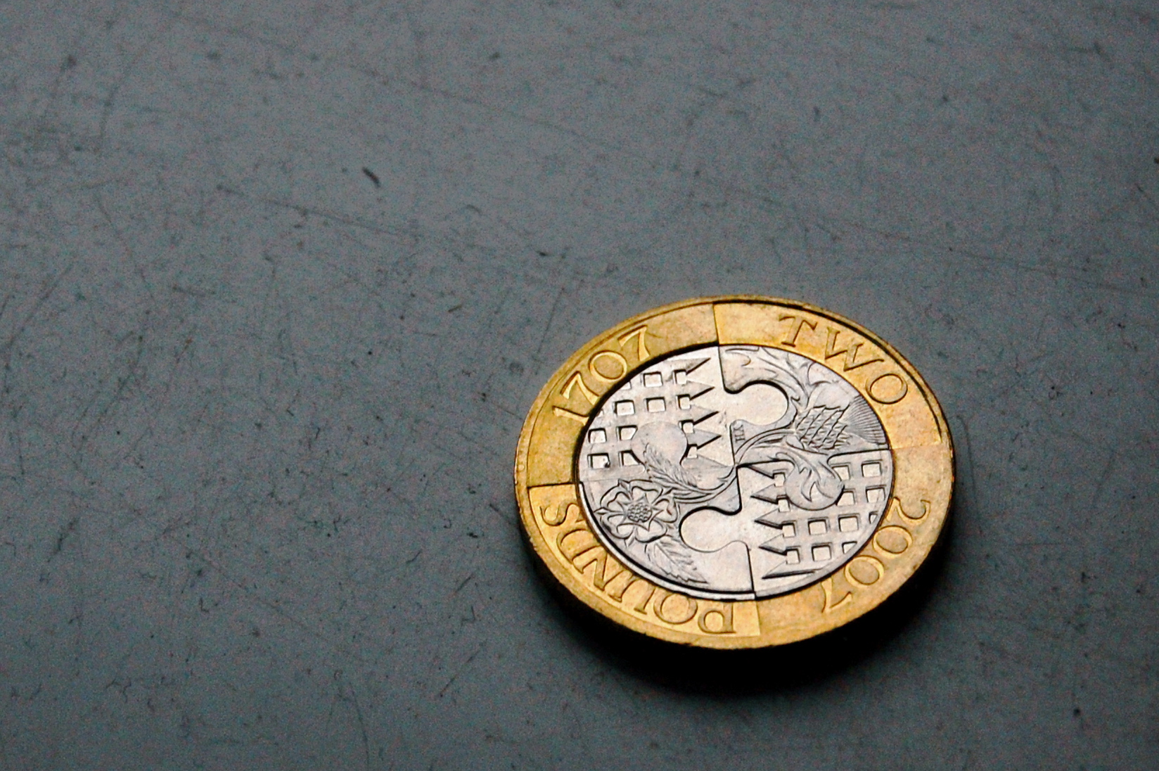 A brit kétfontos érme dizájnja legalább annyira változatos, mint a fintech paletta. Ez a példány Anglia és Skócia egyesítését ünnepli