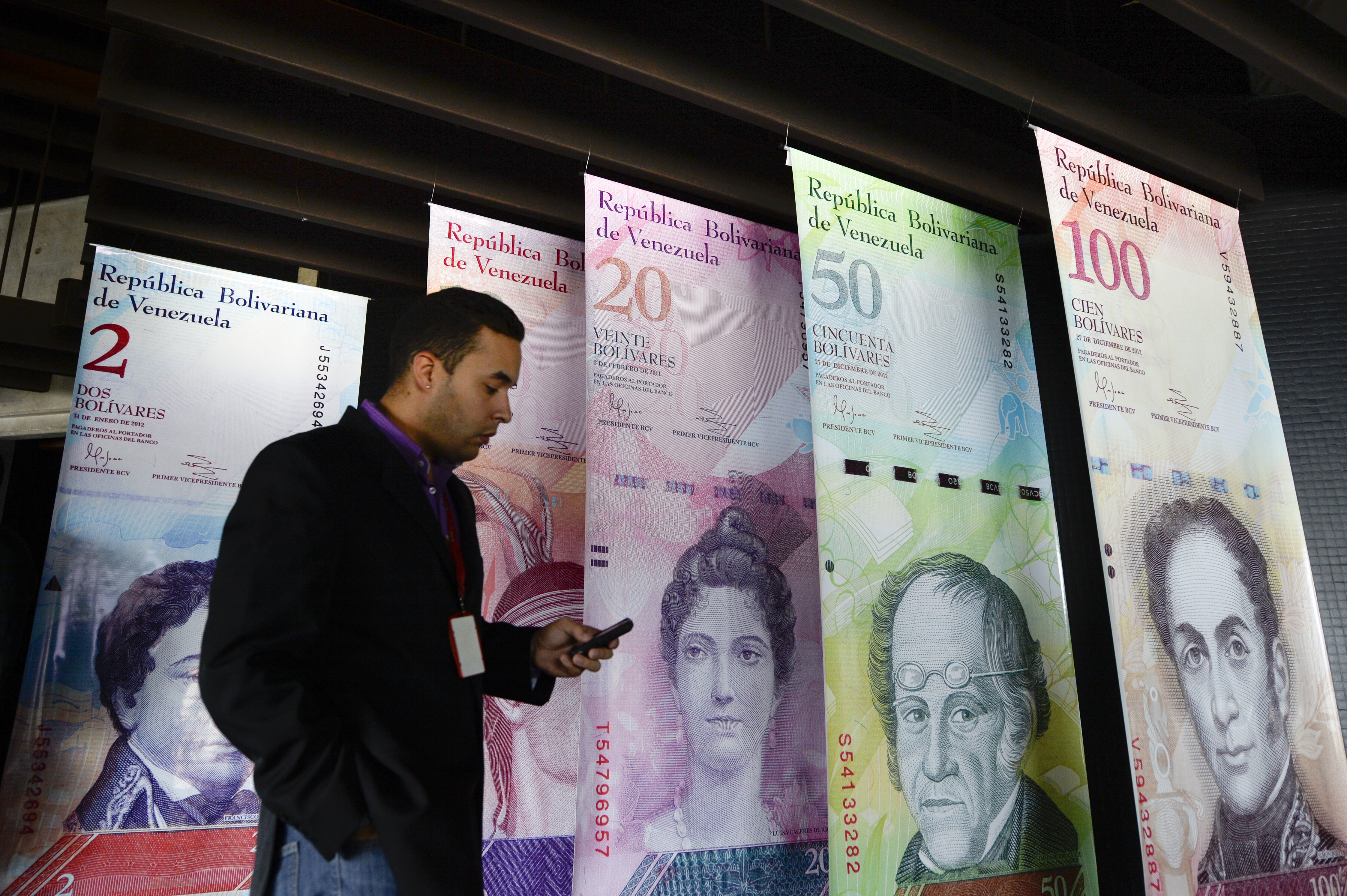 December hetedikén az elnök bevonatta a 3000 forintot érő 100 boliváros bankjegyet, hogy a készpénzt halmozók dolgát megnehezítse. Az ország közben készül a tíz- és húszezer boliváros kibocsátására, hogy beérje az inflációt