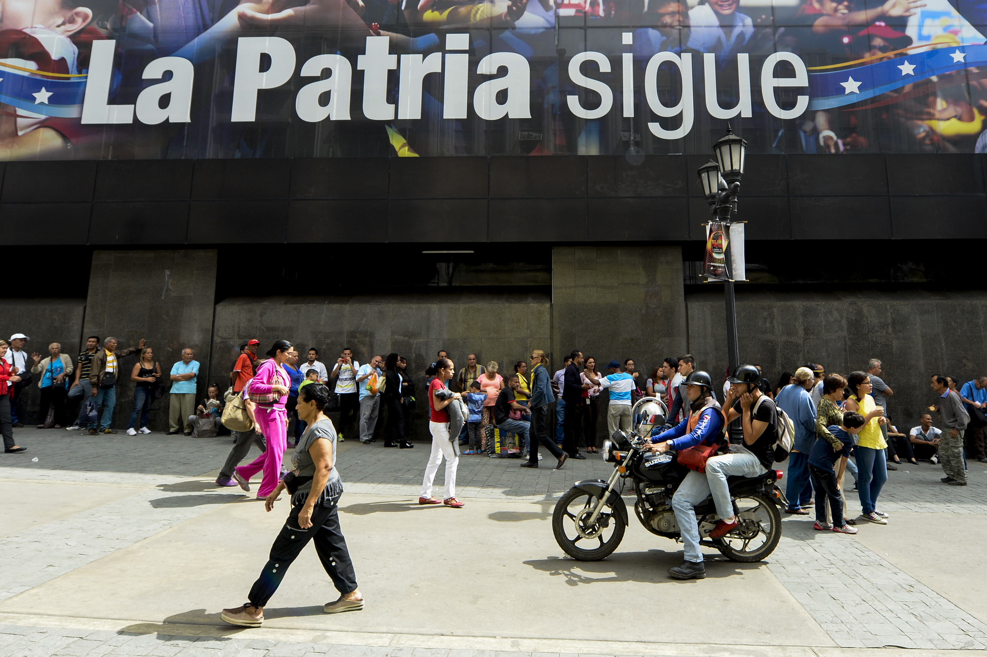 Tömegek állnak a bankok előtt sorba miután Maduro elnök lezáratta a kolumbiai határt, hogy az "ország tönkretételén dolgozó amerikai kommandók" ne juthassanak be