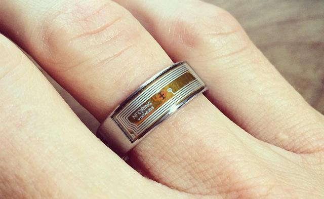 A chipet gyűrűbe is lehet szerelni és máris barátságosabb (Fotó: Aaron Muszalski CC-BY)