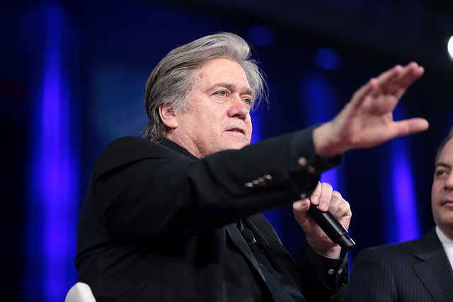 Bannon - ekkor még fehér házi tanácsadóként - mutatja merre van a jövő (Fotó: Gage Skidmore )